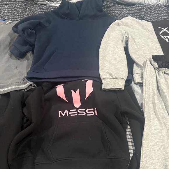 Bundle 5 size 7 hoodies for boys - Picture 3 of 4
